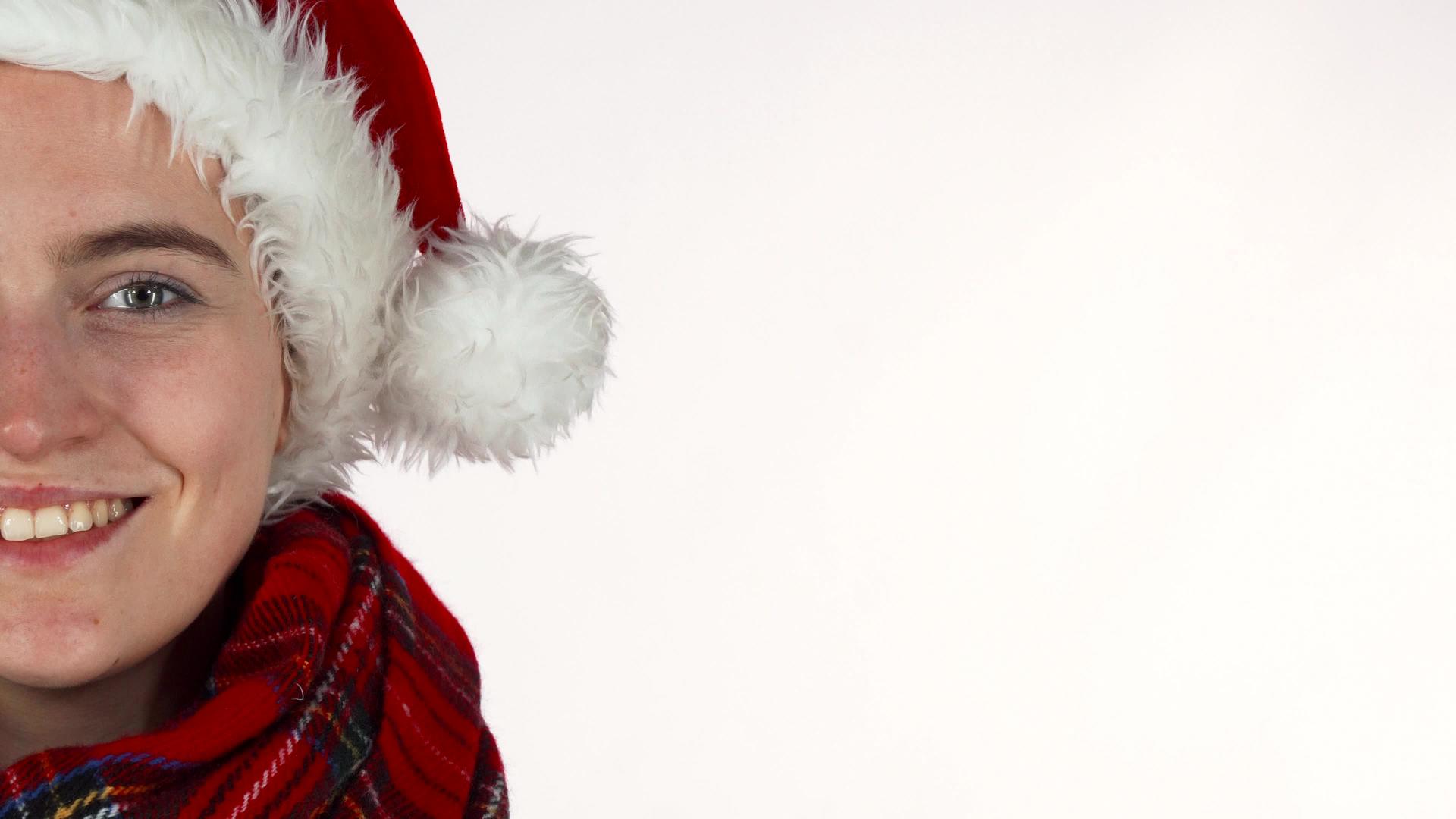 圣诞快乐女孩戴着圣达克萨斯帽子和围巾微笑着看着镜头视频的预览图