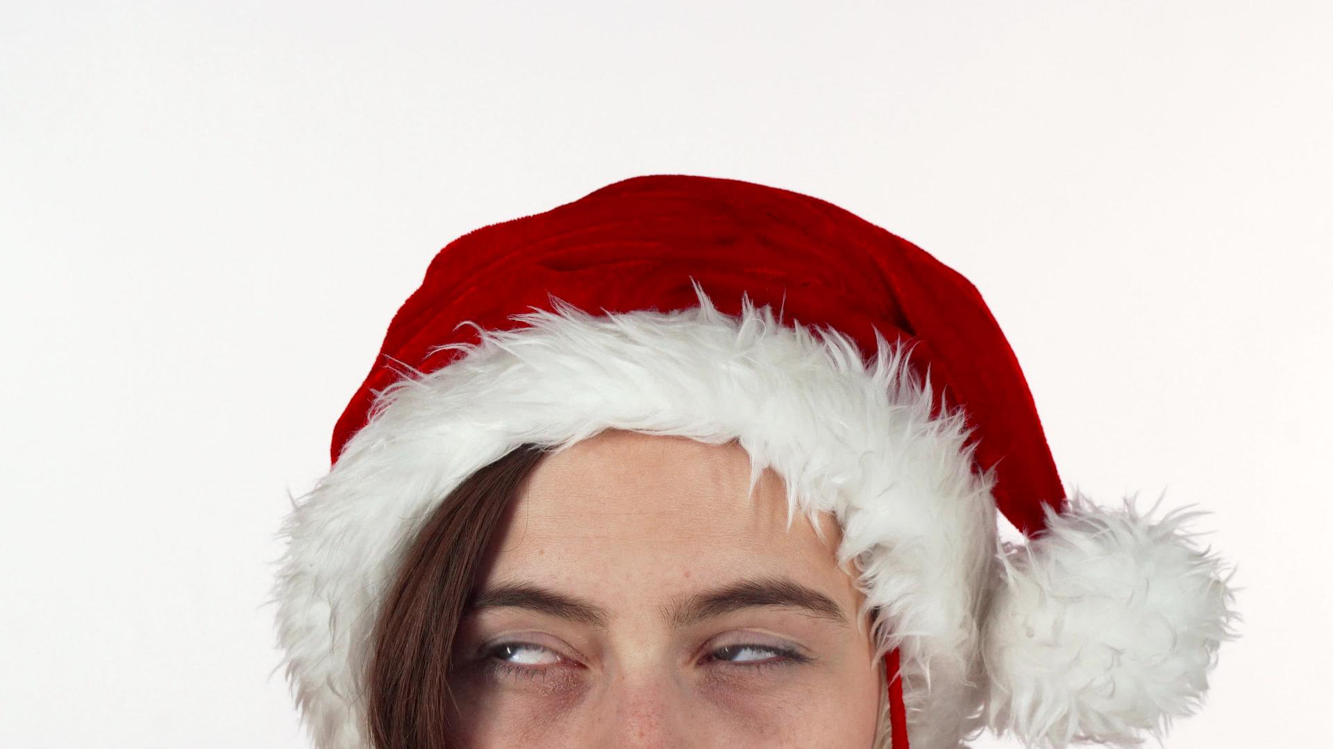 一位戴着圣诞帽的女士对着镜头微笑视频的预览图