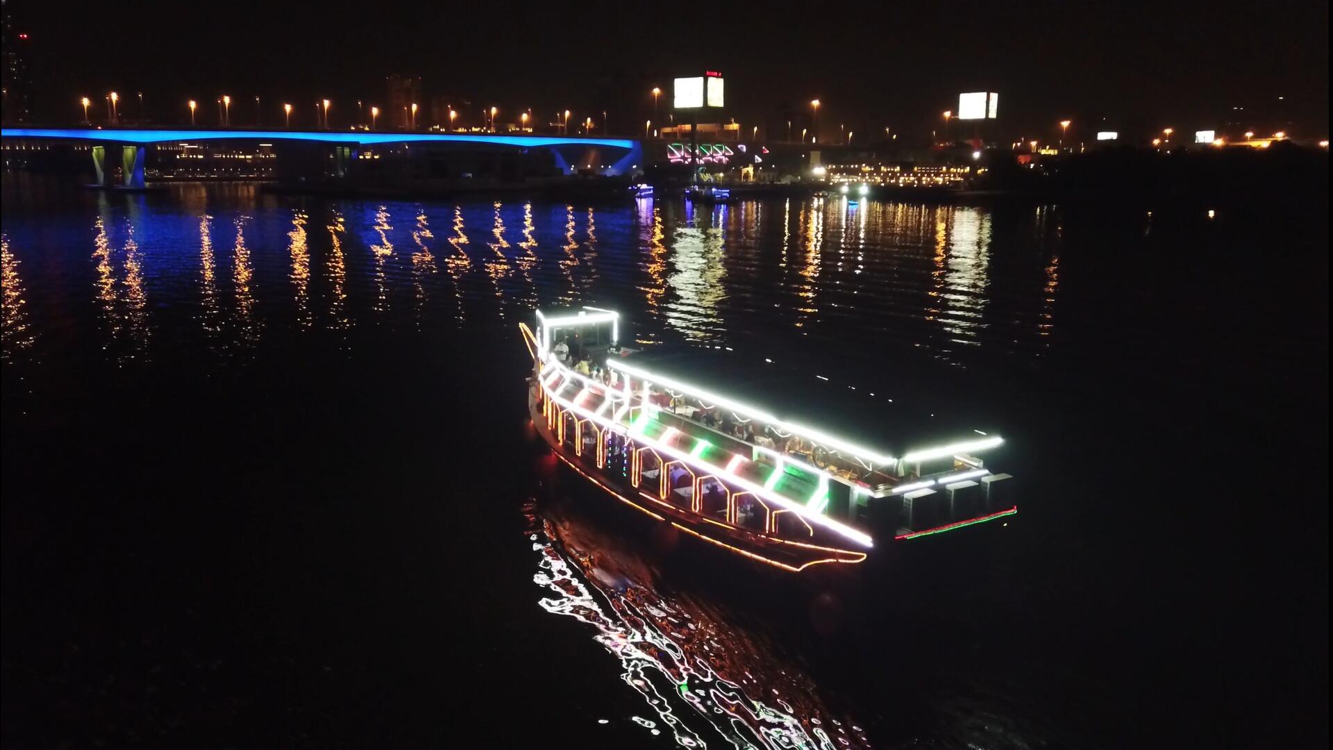 迪拜河邮轮夜景航拍1080p视频的预览图