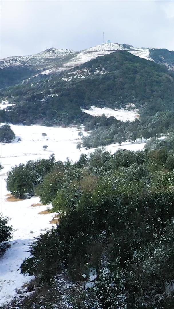航拍穿越大山雪景视频的预览图