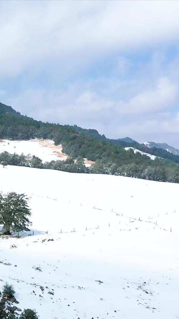 航拍穿越大山雪景视频的预览图