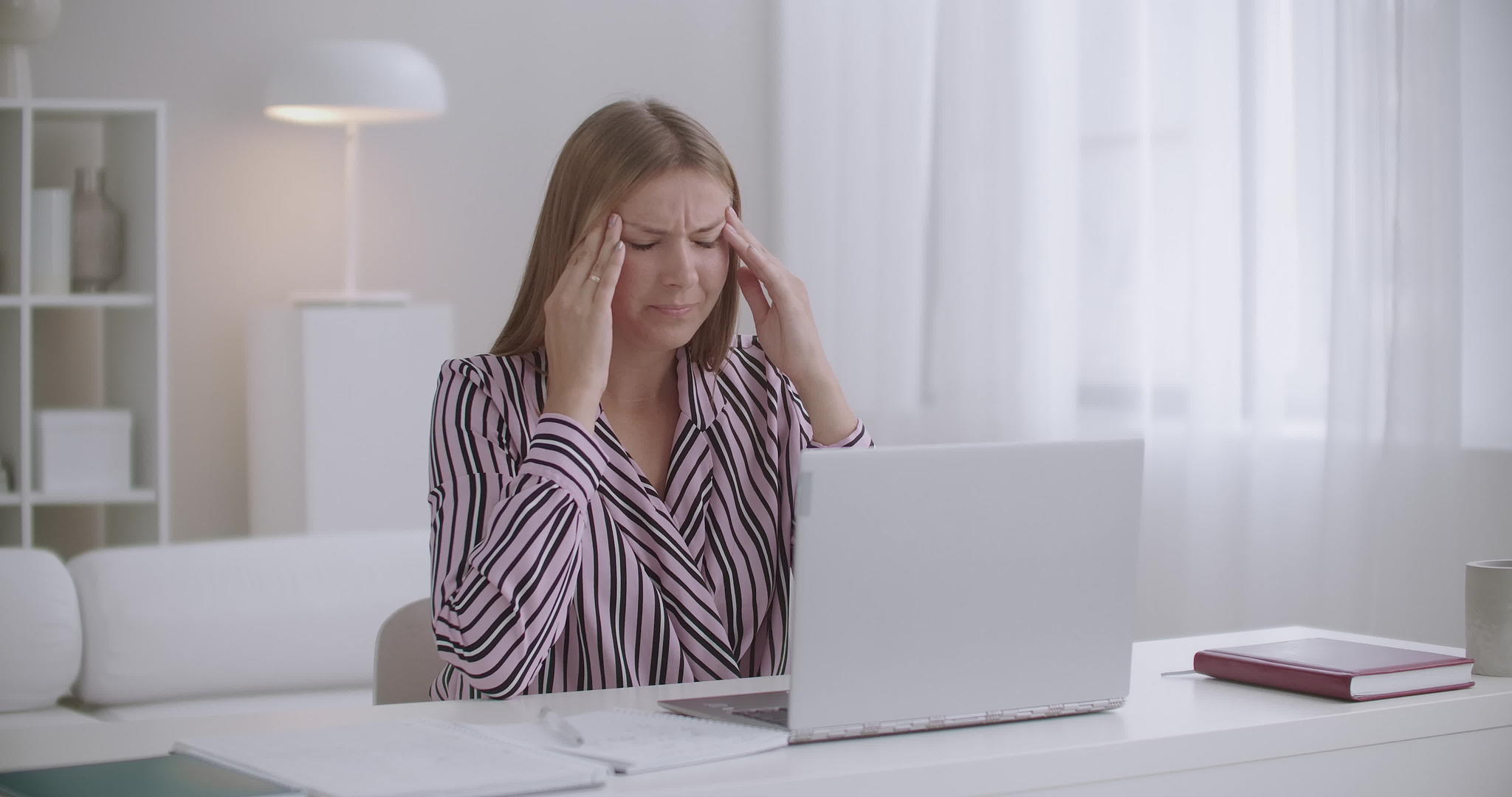 女性通过视频聊天在网上聊天时会感到头痛视频的预览图