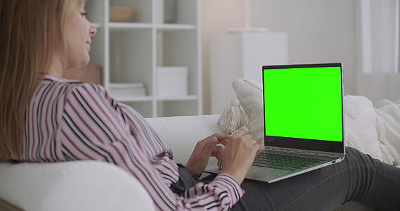 笔记本电脑上的绿色屏幕用于关键染色体技术视频的预览图