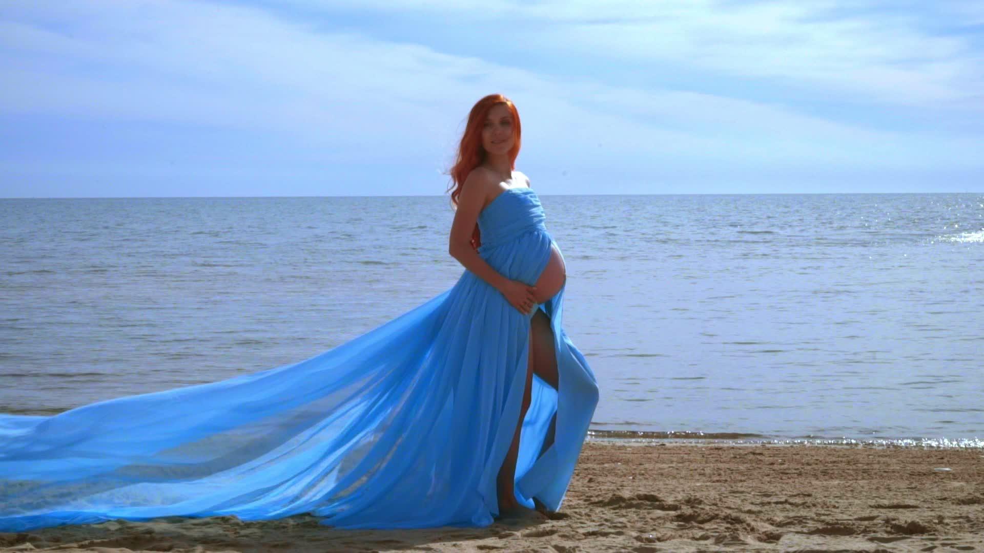 孕妇模特穿着蓝裙子在风中飘浮视频的预览图