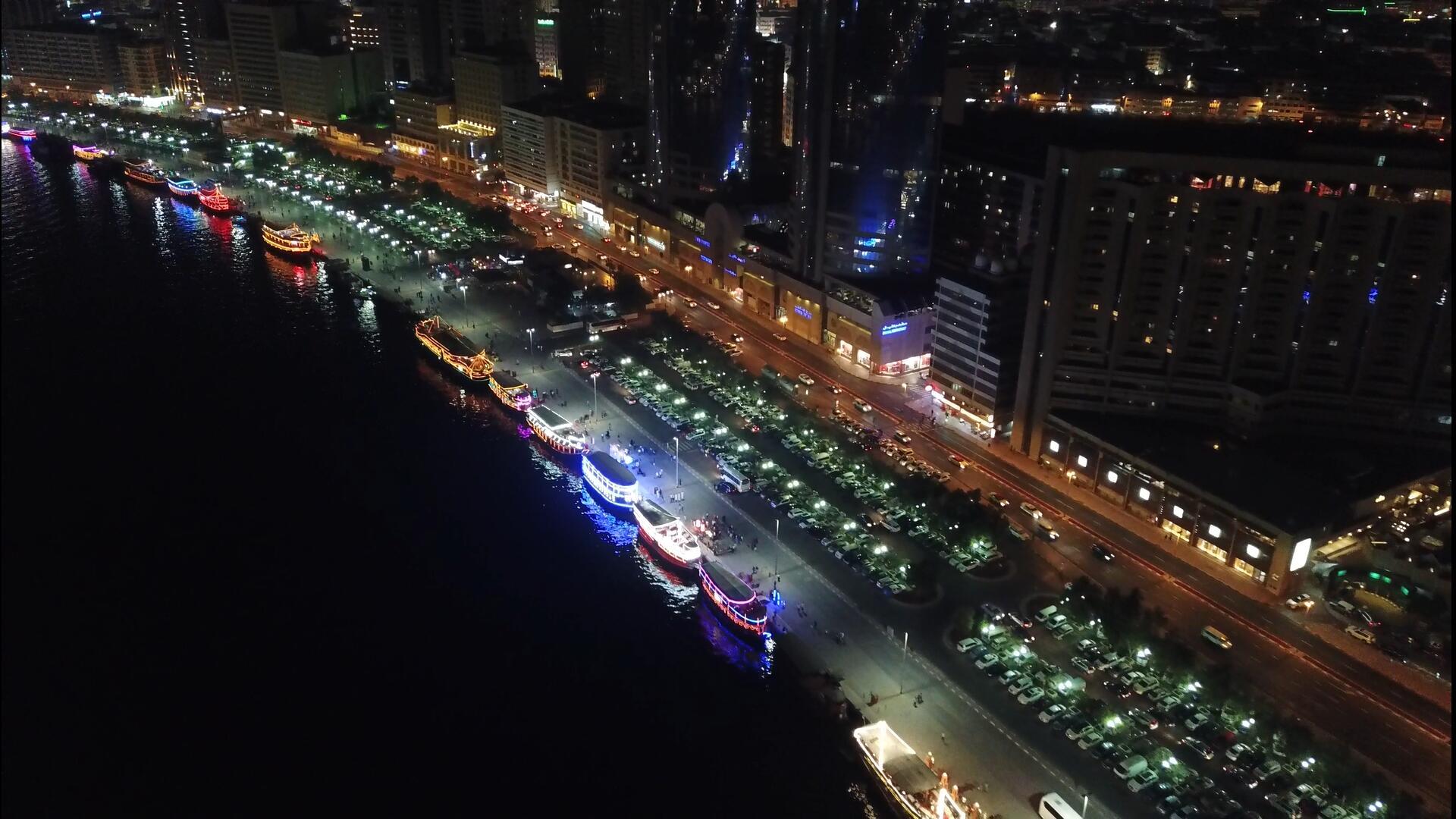 迪拜河两岸夜景航拍1080p视频的预览图