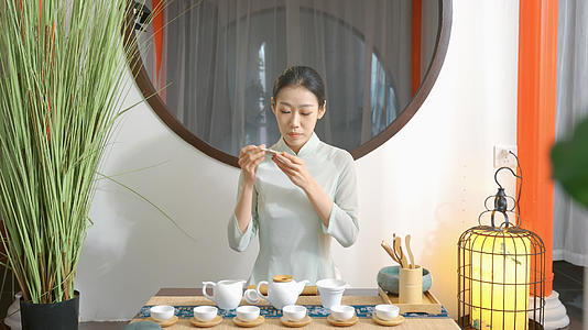 4K茶道表演旗袍女性茶艺师视频的预览图
