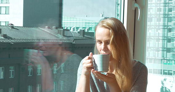 女人在窗边喝清晨茶视频的预览图