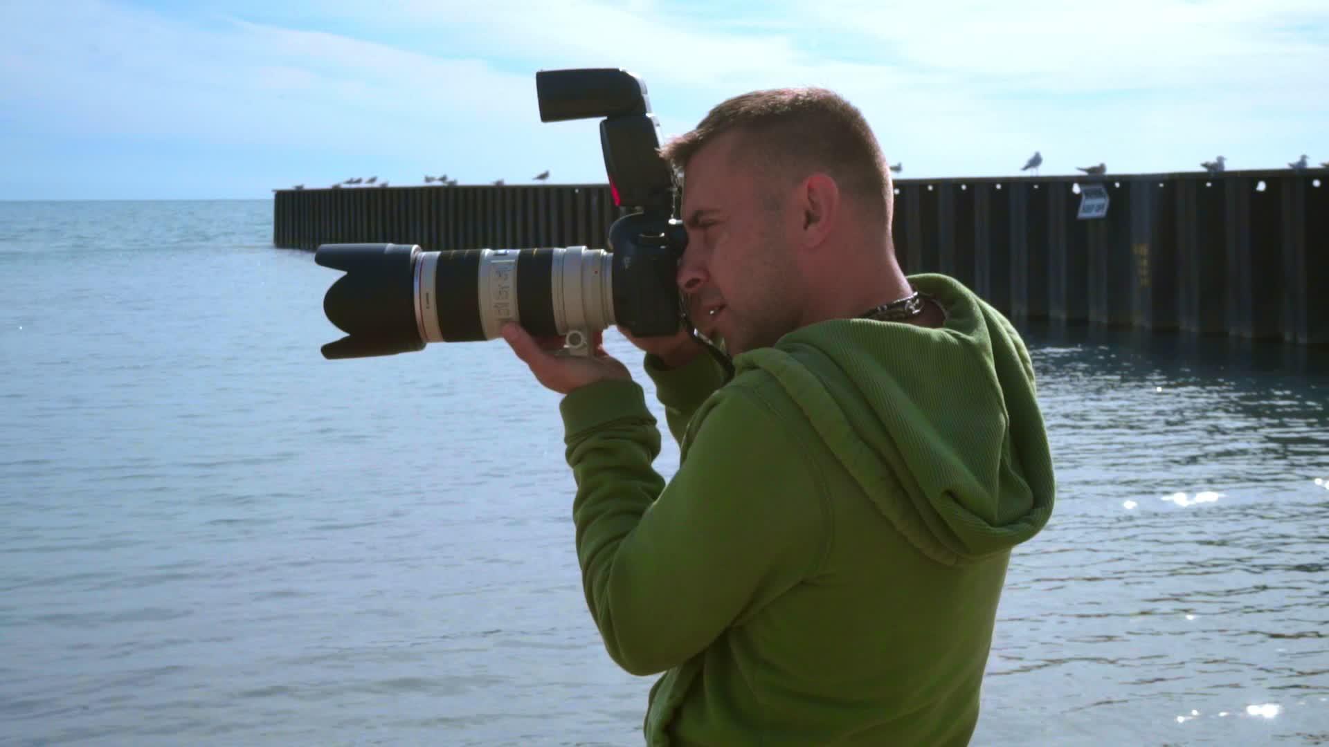 摄影师在海边拍照视频的预览图