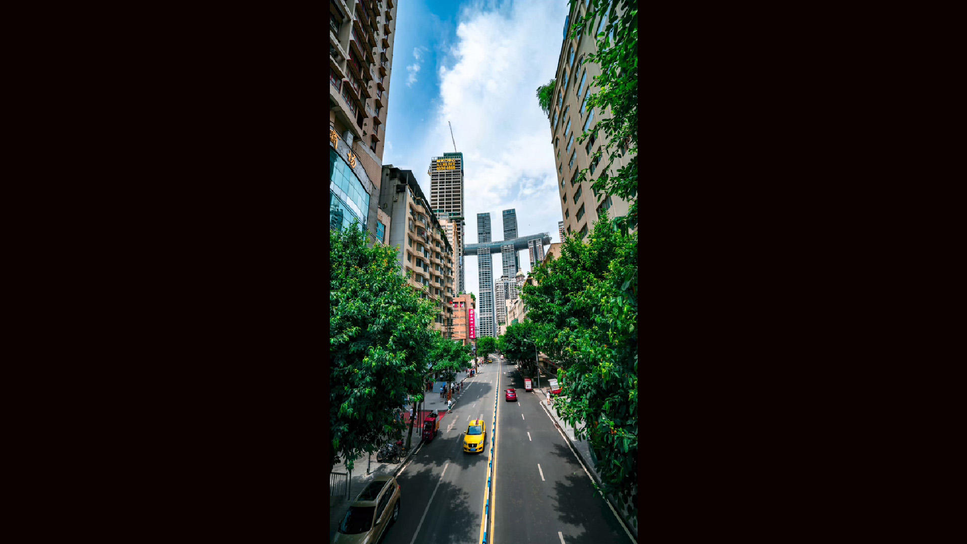 8K竖屏重庆地标来福士后街延时摄影视频的预览图