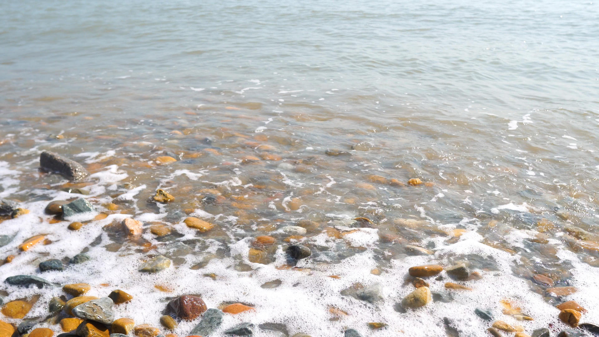 海浪拍打在鹅卵石上合集视频的预览图