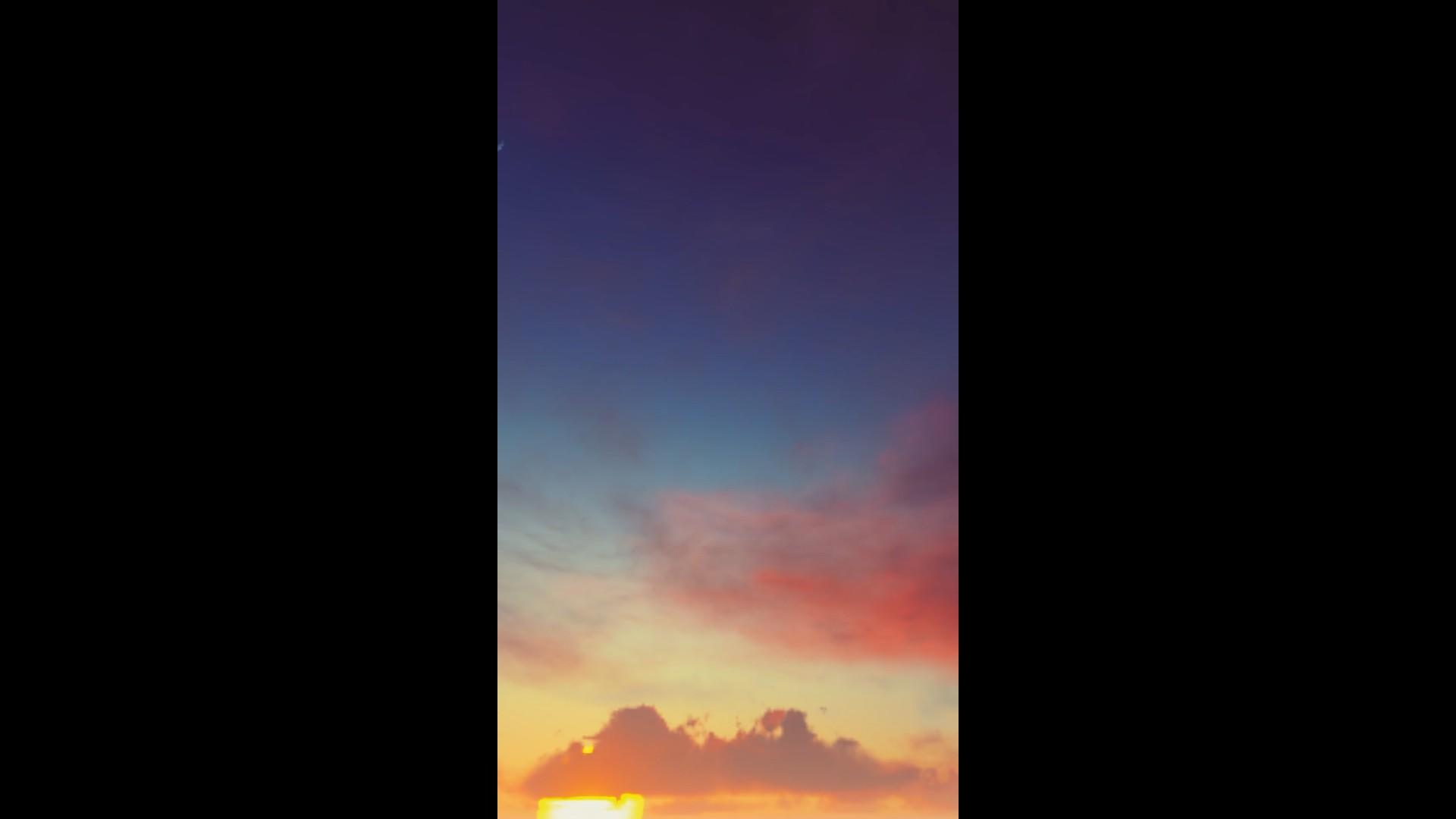 金色太远落日云朵唯美背景视频的预览图