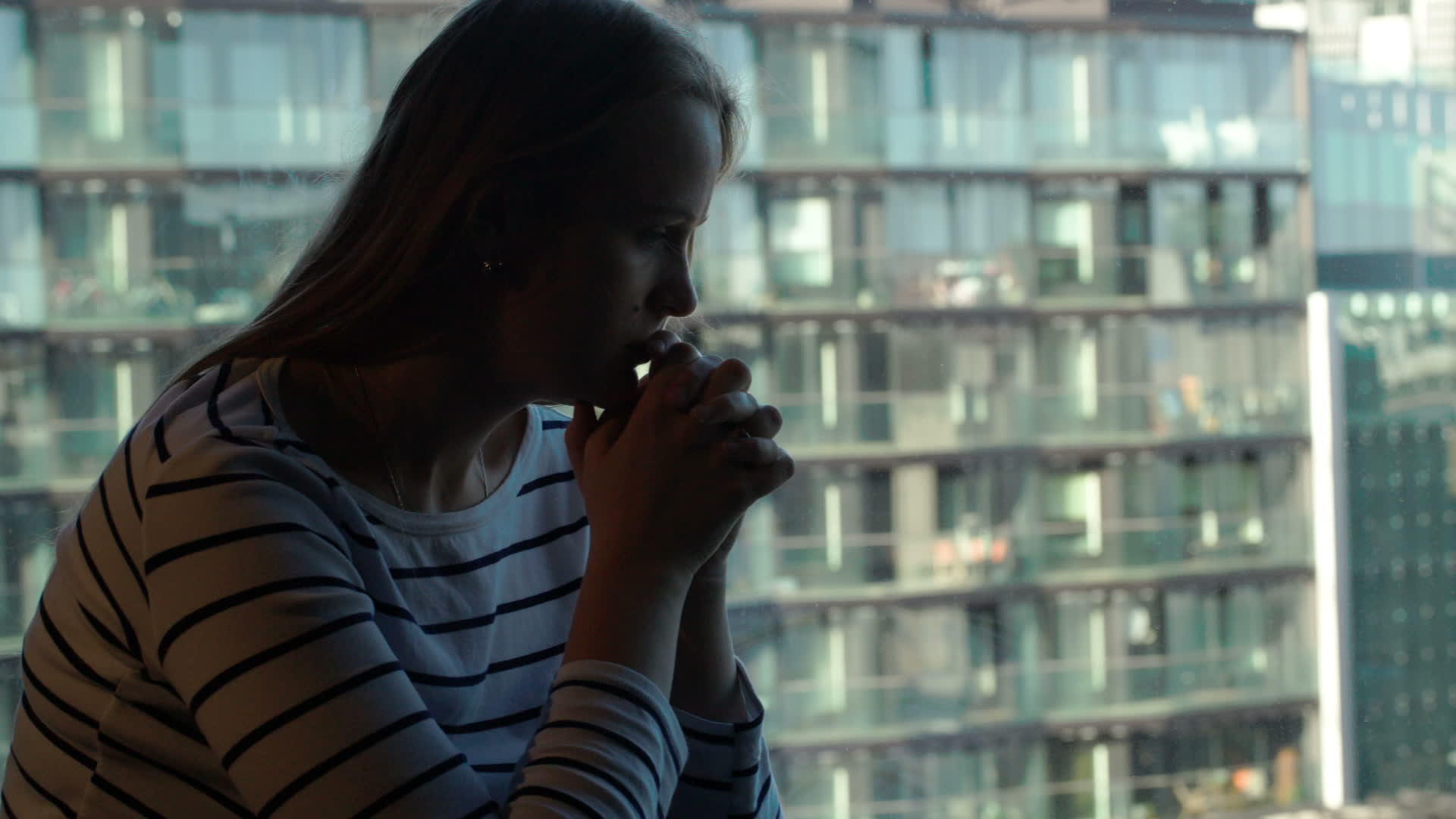 孤独的悲伤女性生活在现代城市的背景下视频的预览图