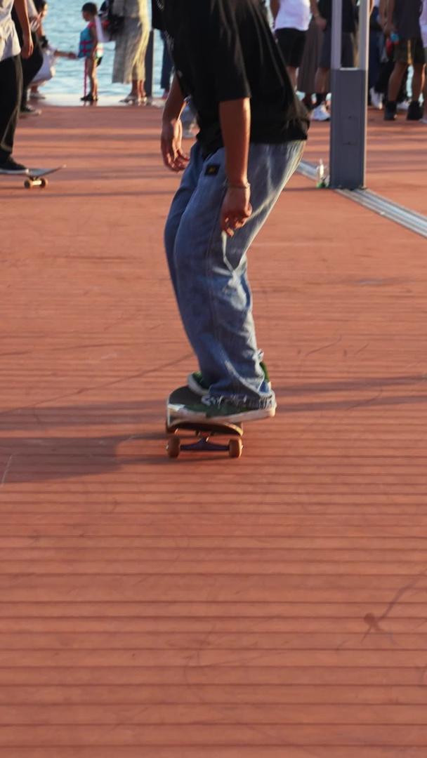 慢镜头升级拍摄素材街头滑板运动少年视频的预览图