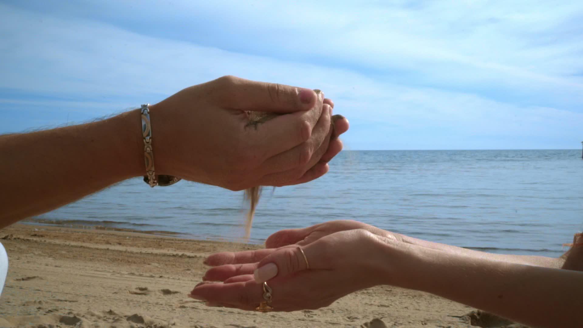 情侣们在沙滩上玩得开心地从手中涌出视频的预览图