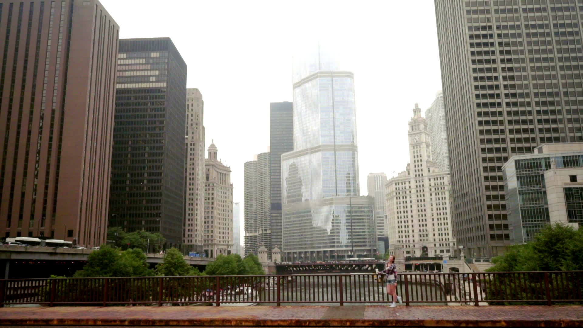 站在芝加哥河桥上天线上的城市风景黑人女子视频的预览图
