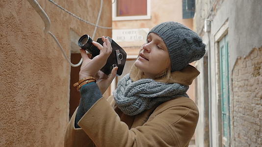 女游客在户外使用反向摄像机视频的预览图