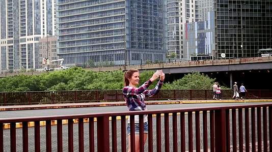 女人在城市风景中自拍视频的预览图