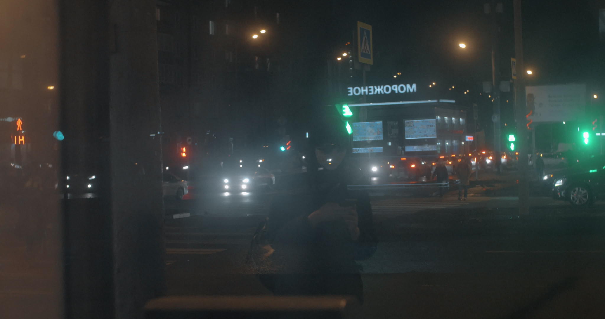 在大城市的夜街对面乘坐机动车的妇女视频的预览图
