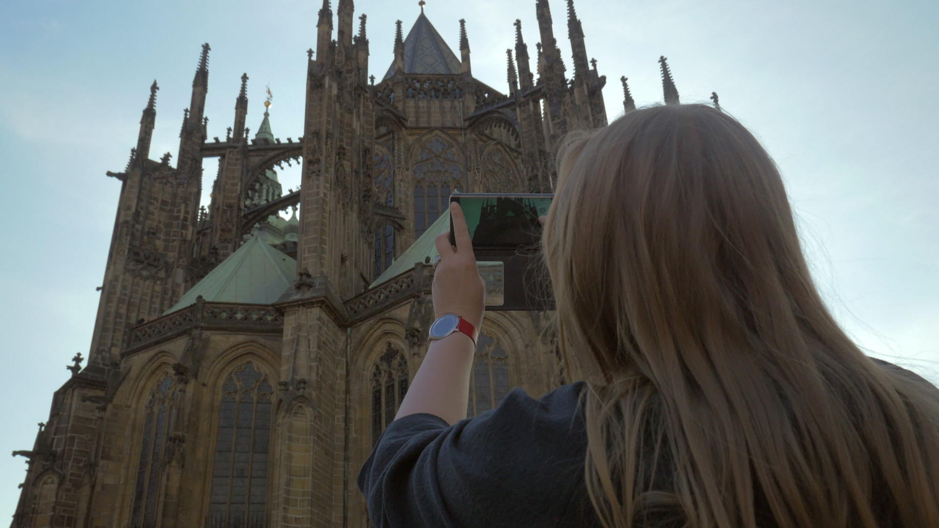 旅游女游客拍下了圣礼堂圣礼的移动照片视频的预览图