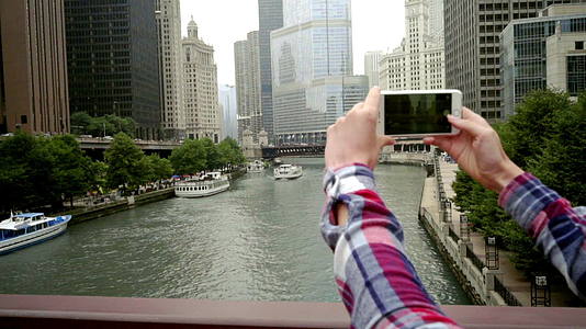 女性拍摄商业城市风景女性摄影城市摩天大楼视频的预览图