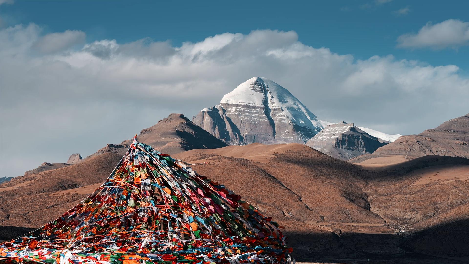西藏阿里大经幡和冈仁波齐峰的预览图