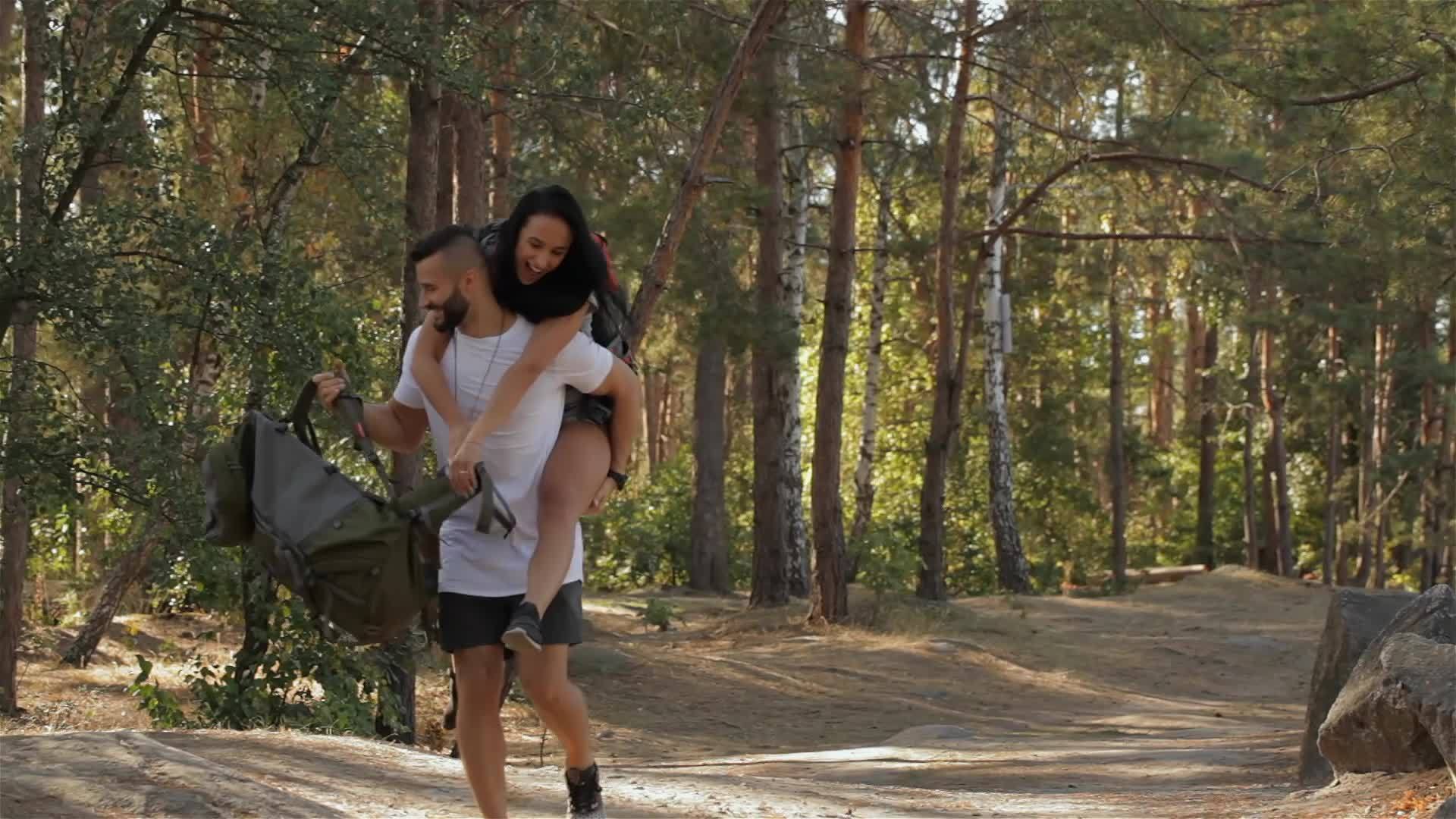 女远足者跳到男友的背上视频的预览图