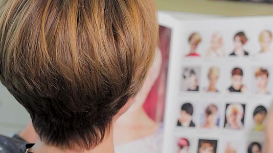短发女性会从杂志中选择发型视频的预览图