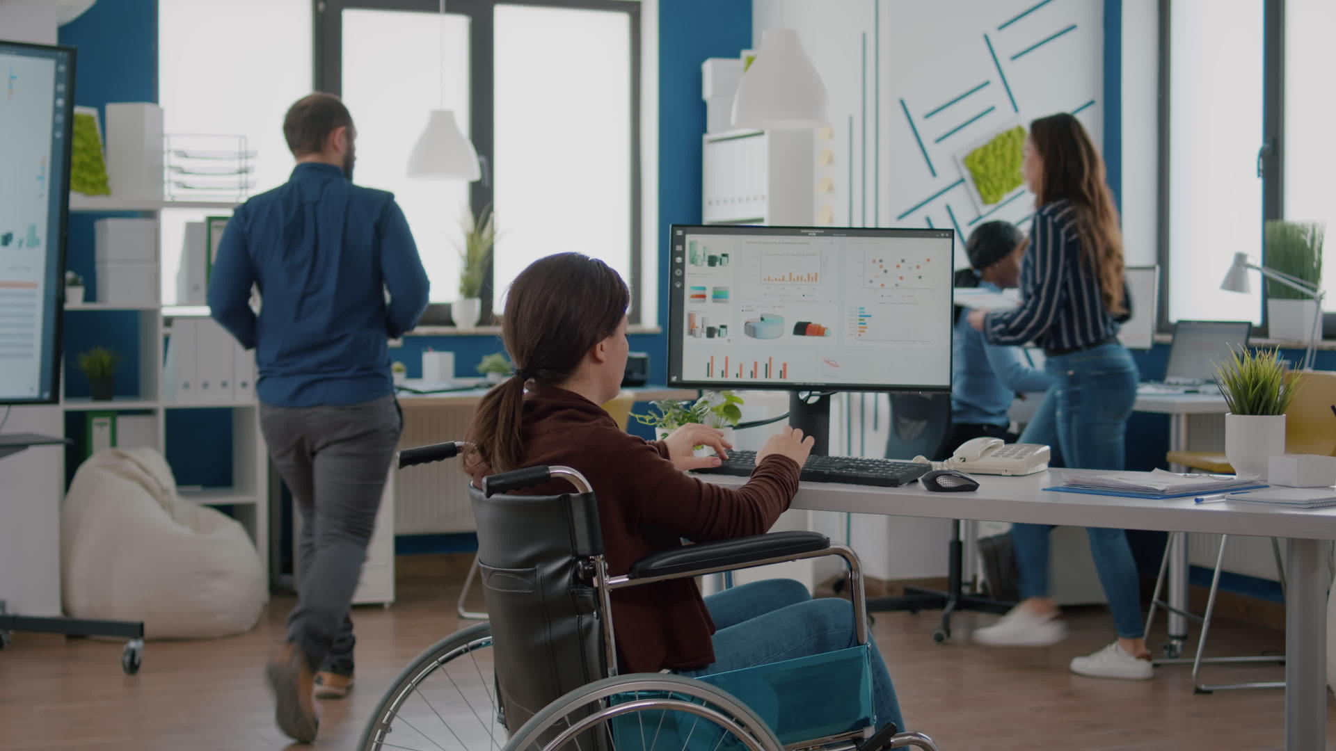 残疾管理人在商业办公室工作的残疾人不能调动的残疾管理人视频的预览图