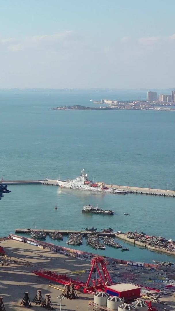 青岛海边港口风光航拍视频视频的预览图