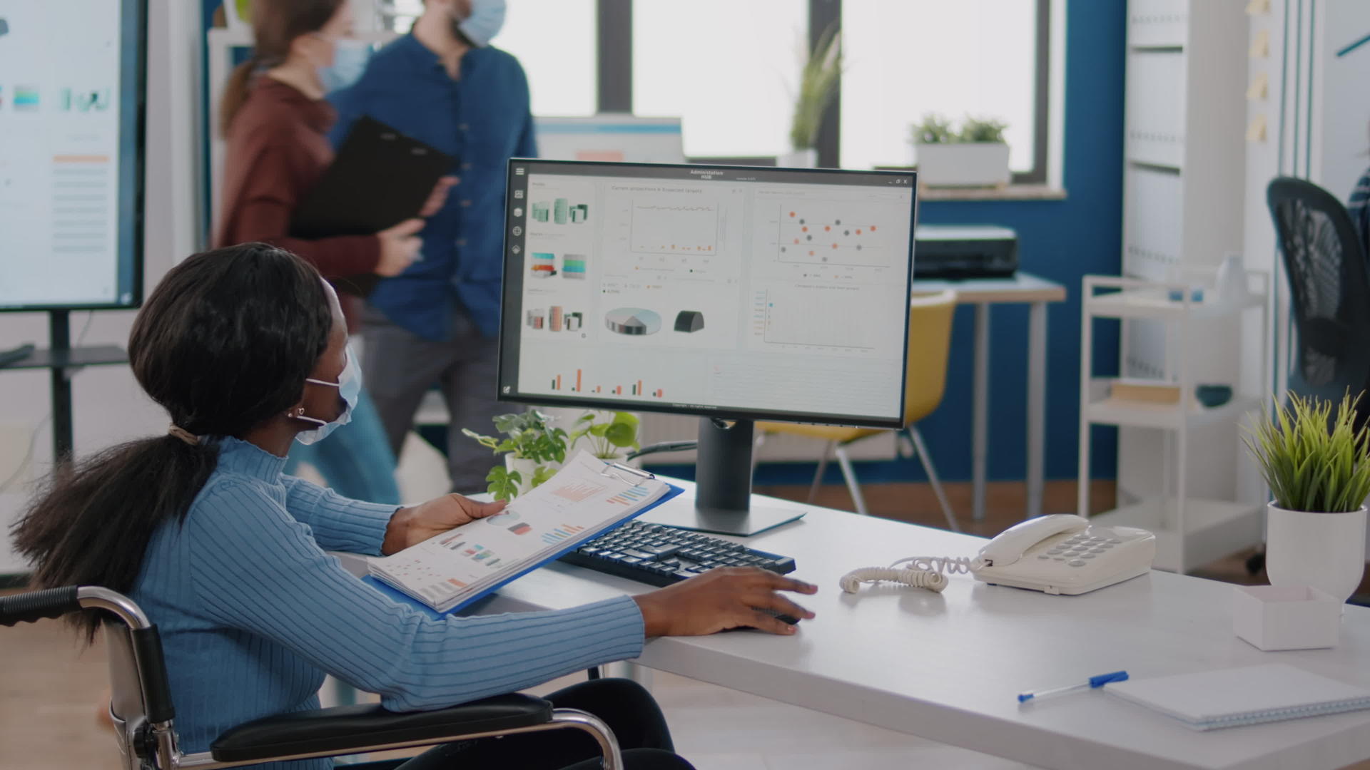 黑人残疾黑人妇女和在电脑上工作的保护面具视频的预览图
