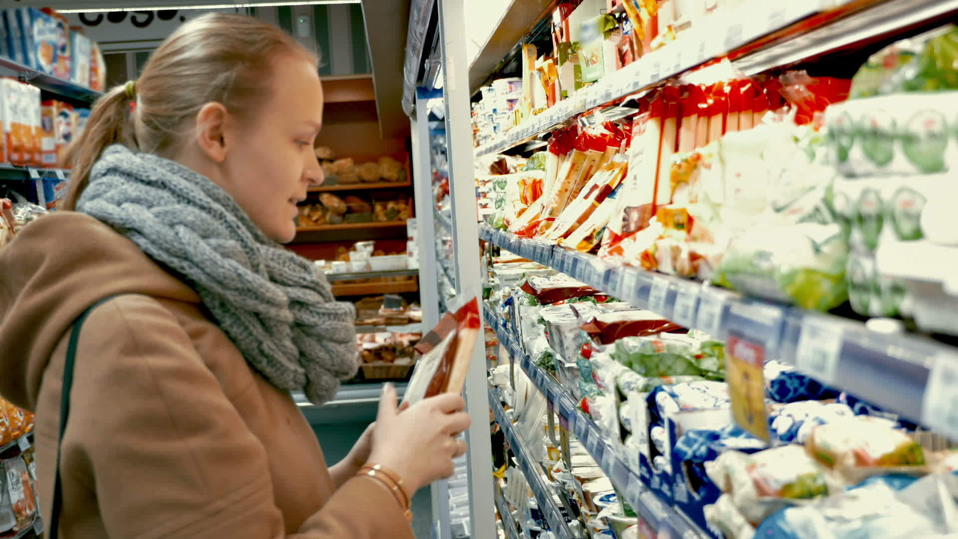 女性在杂货中选择食物视频的预览图
