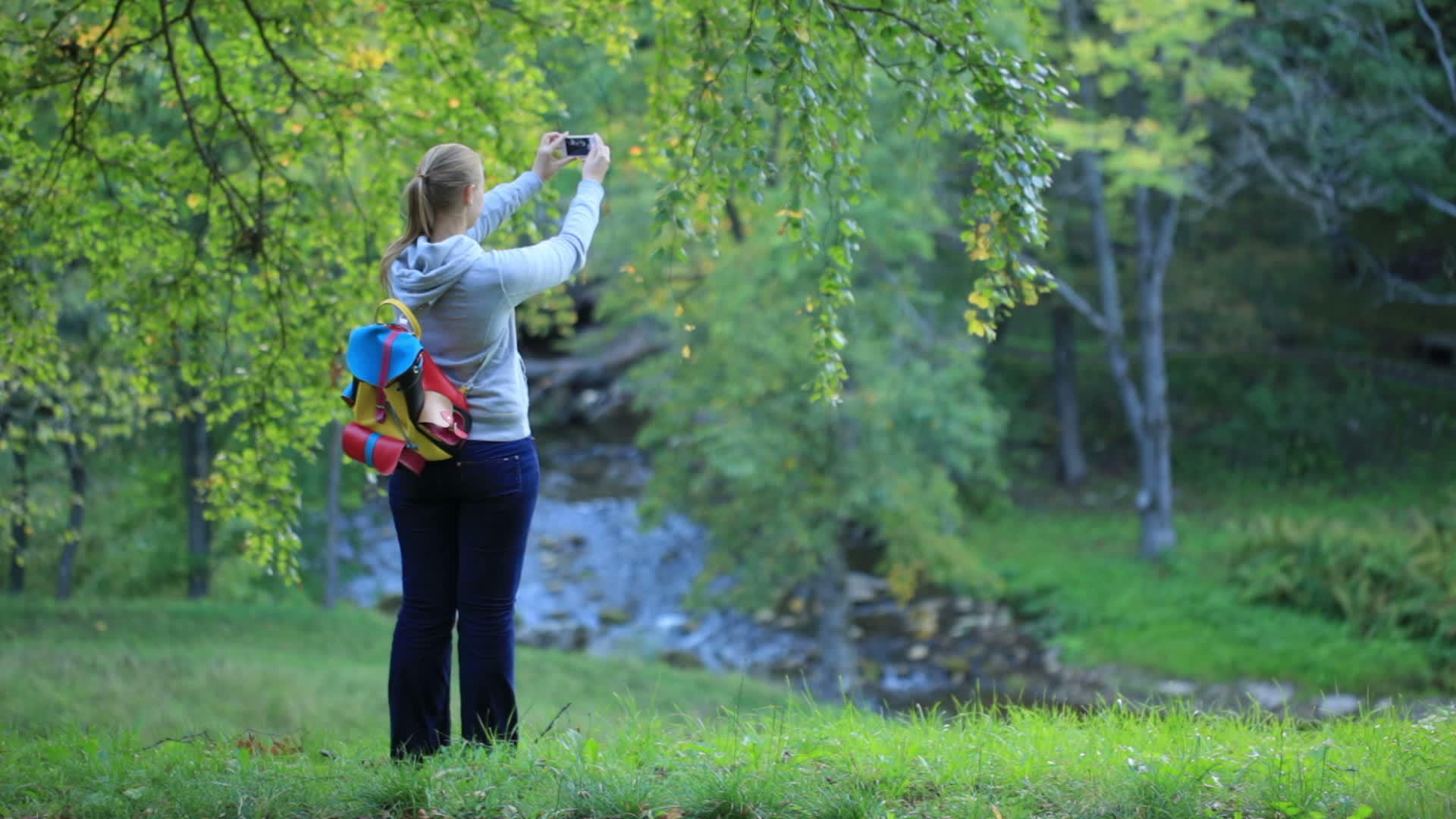 女人拍摄自然场景照片视频的预览图
