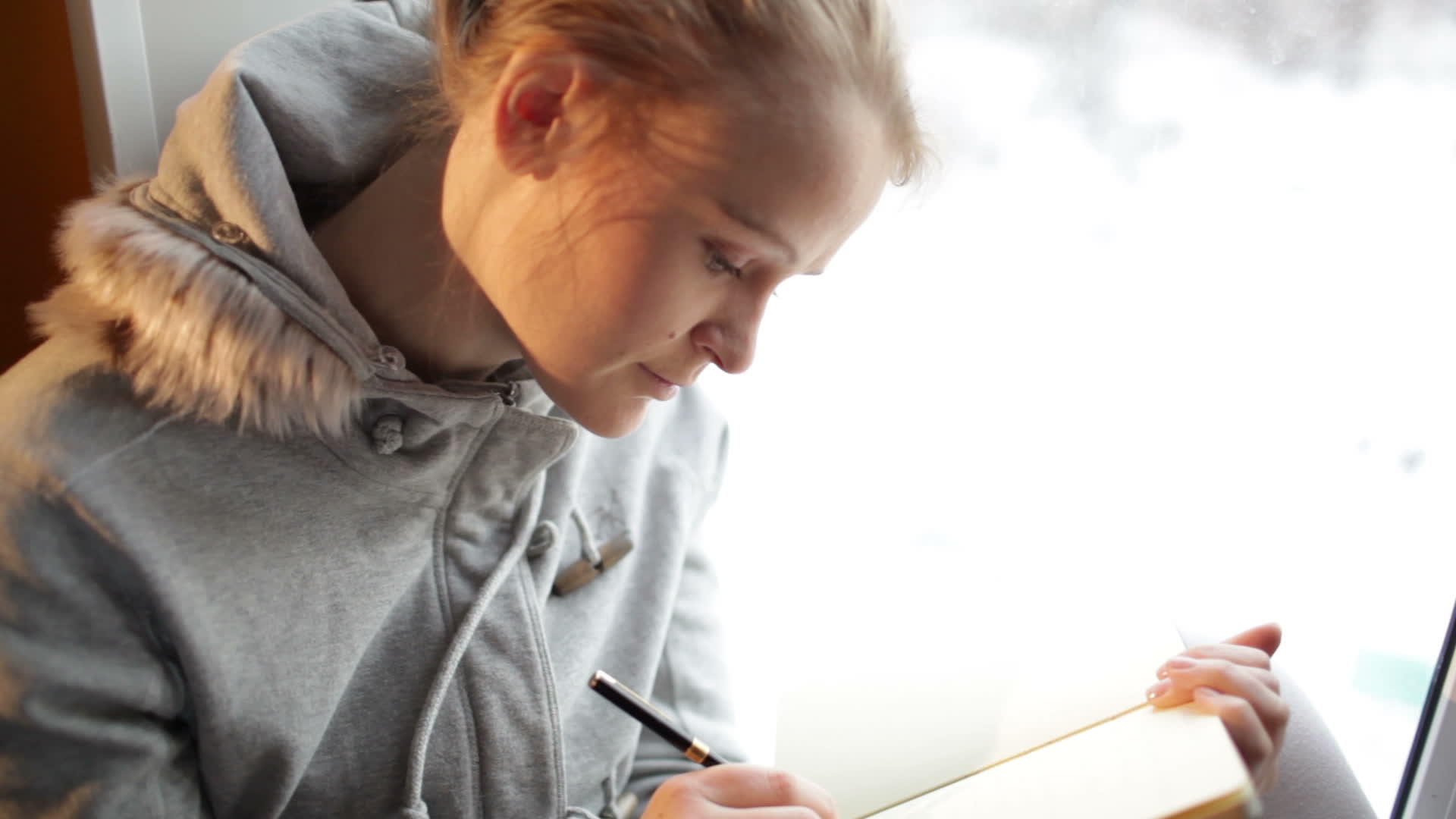 年轻漂亮的女孩在日记和白日梦中写作视频的预览图
