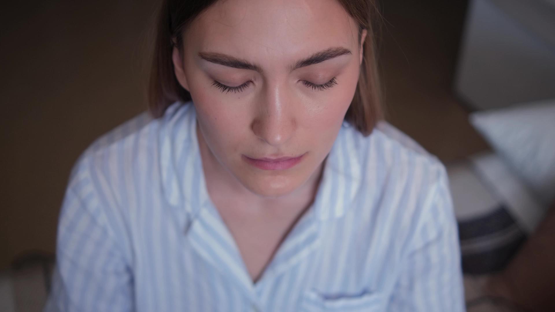 一个沉思的女孩脸的特写镜头放松涅槃祈祷闭上眼睛视频的预览图