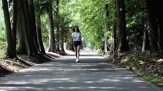 林间女孩漫步高速视频视频的预览图