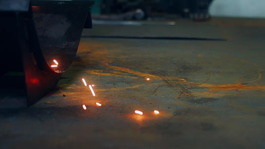 工厂金属焊接艺关闭落地明亮的金属火花视频的预览图