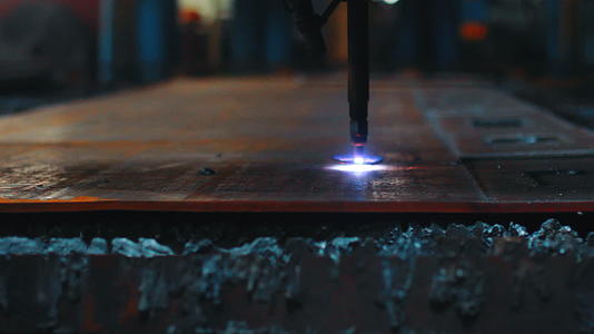 Cnc焊接激光机切割钢板高科技机器人设备视频的预览图