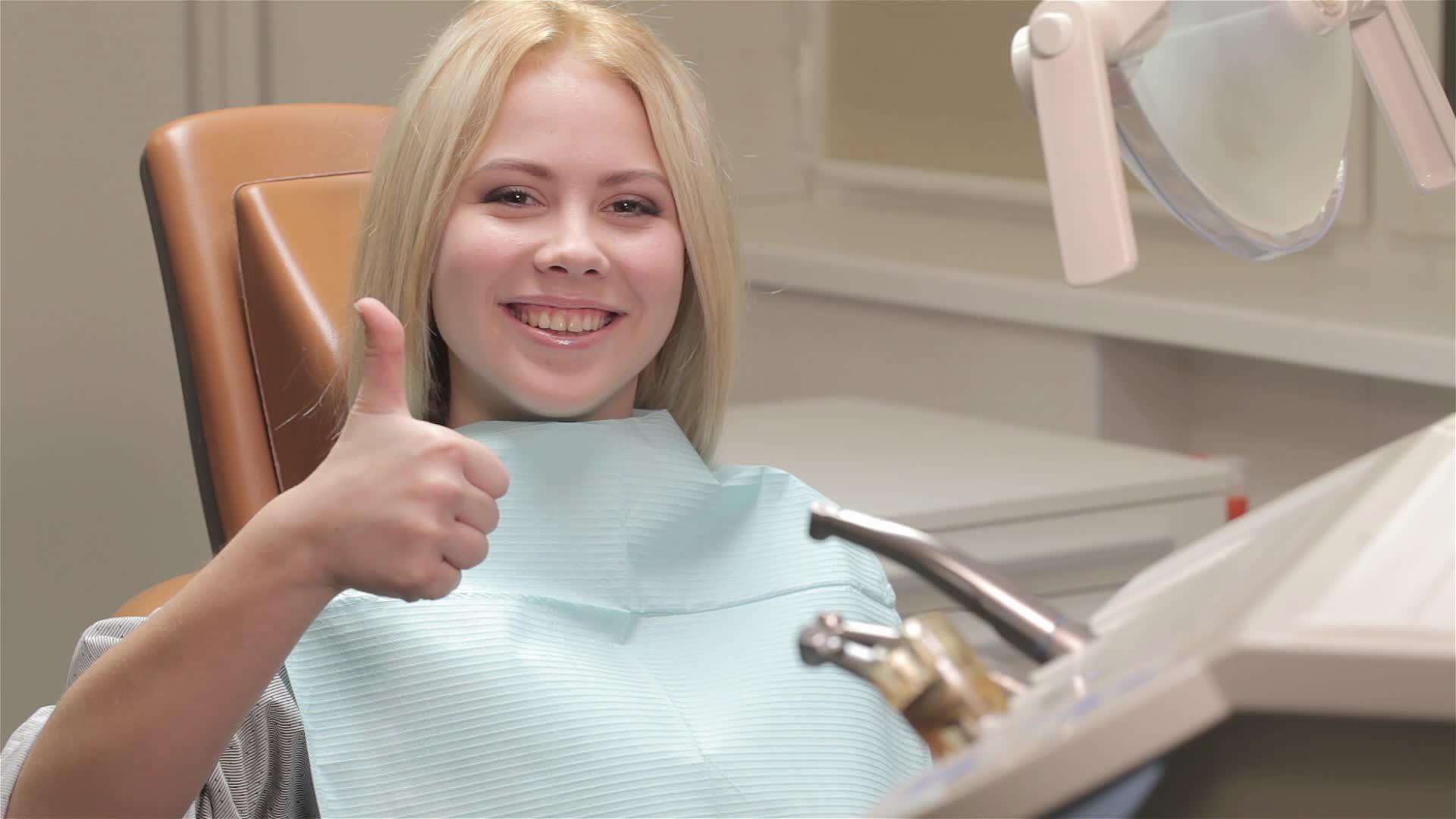女性可以接受牙医的检查视频的预览图