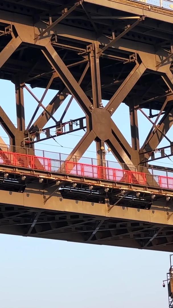 城市公路铁路两用桥梁火车与汽车同框材料视频的预览图