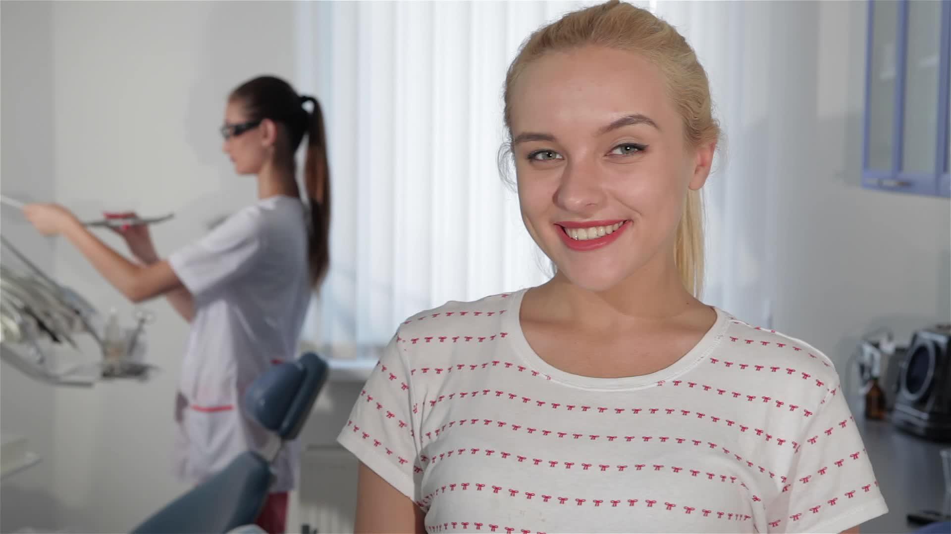 女性表现出对牙科检查的满意度视频的预览图
