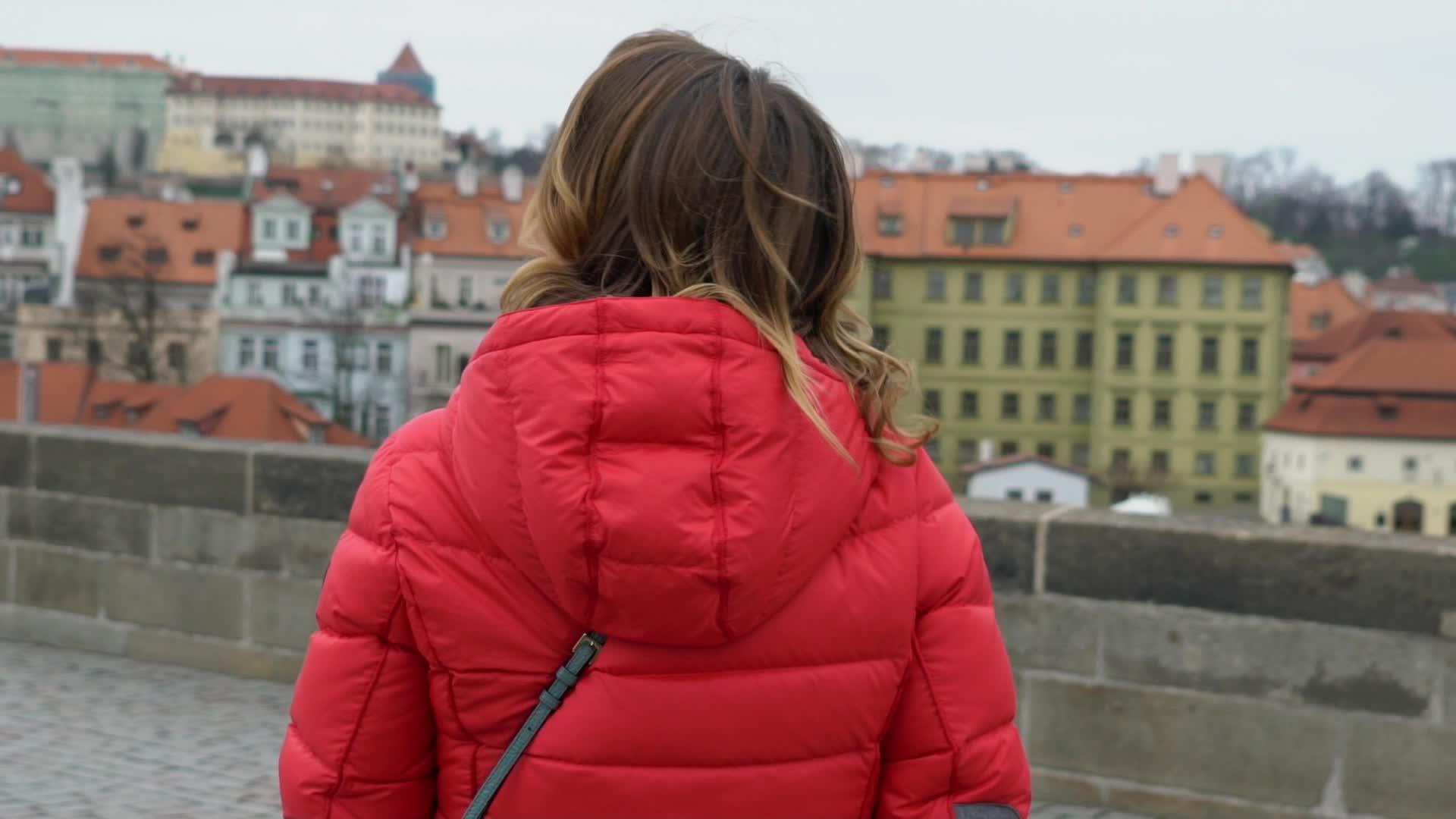 女孩走在欧洲城市的桥上视频的预览图