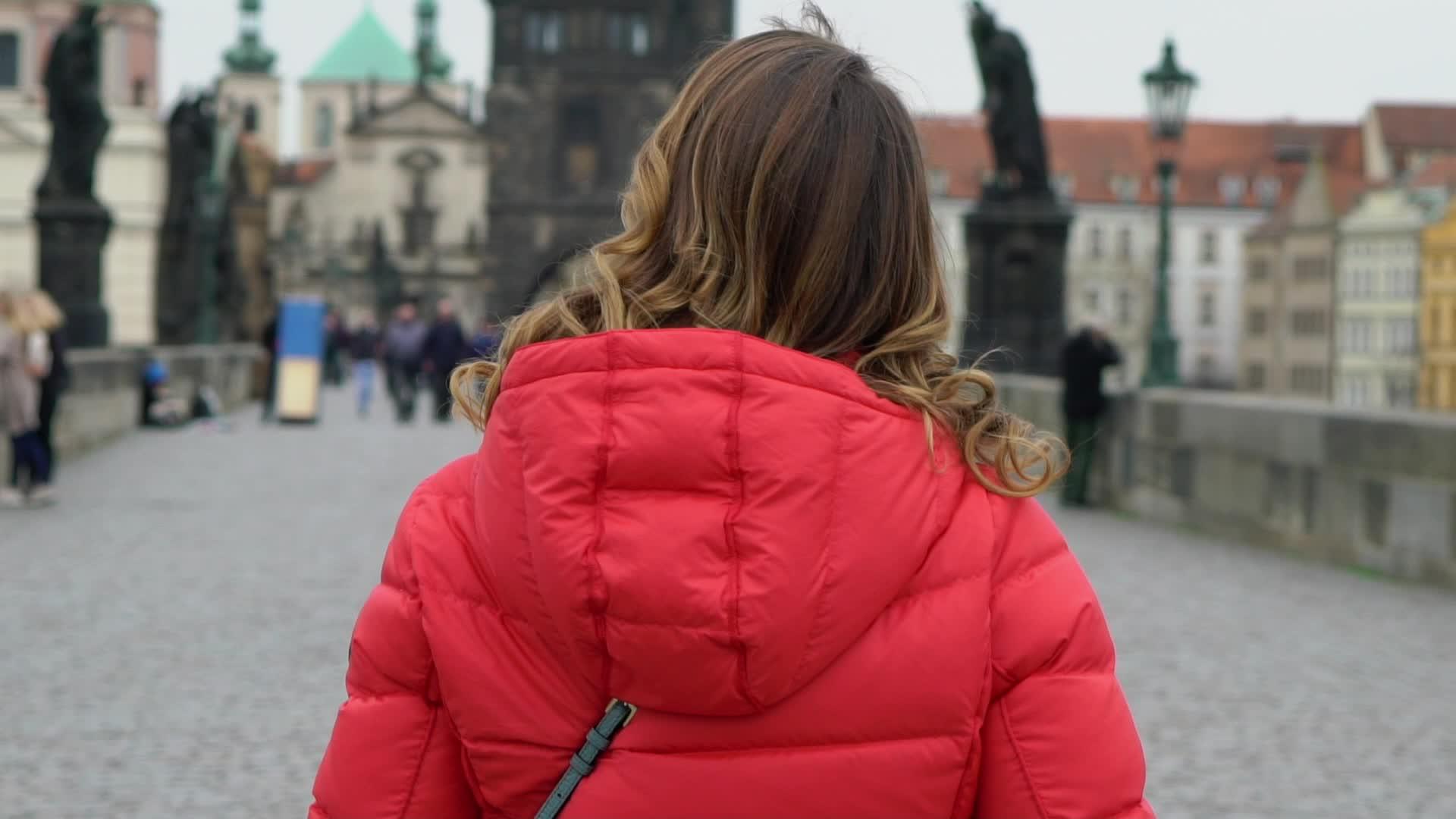 女孩走在欧洲城市的桥上视频的预览图