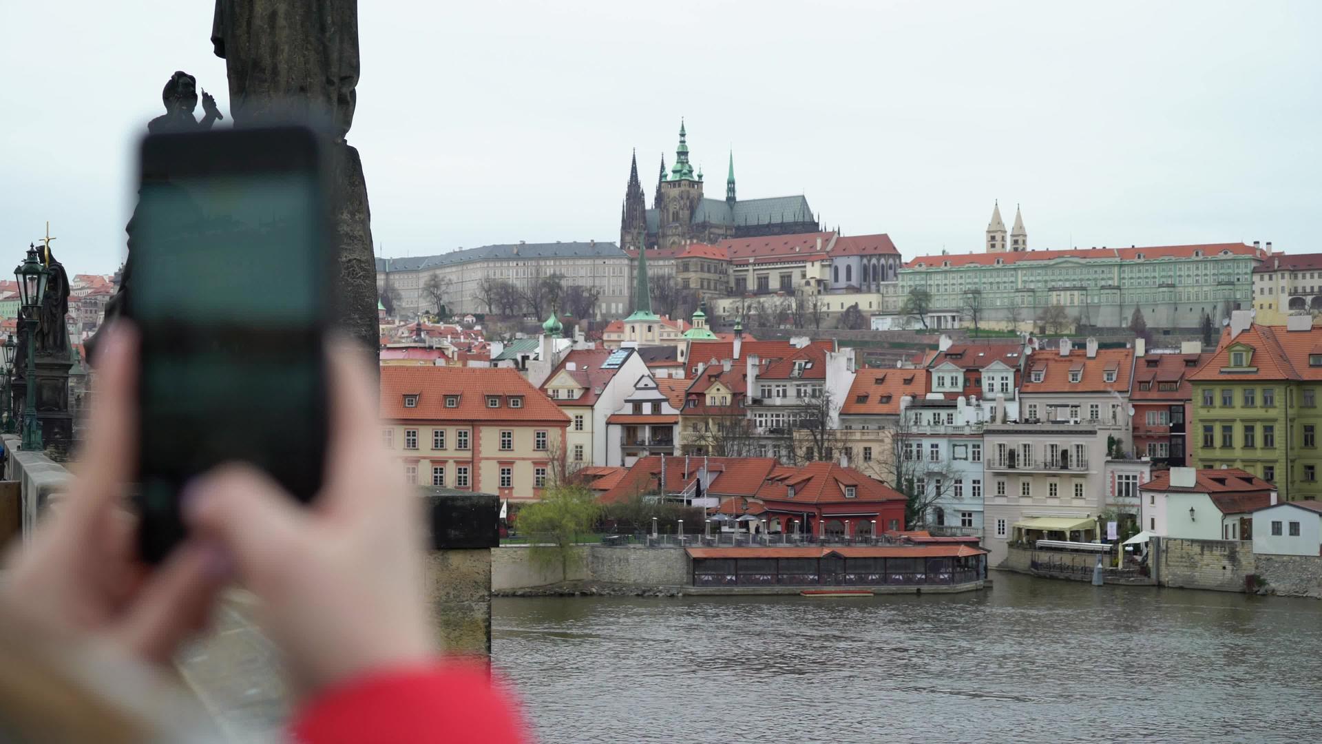 住在欧洲城市桥上的女孩视频的预览图
