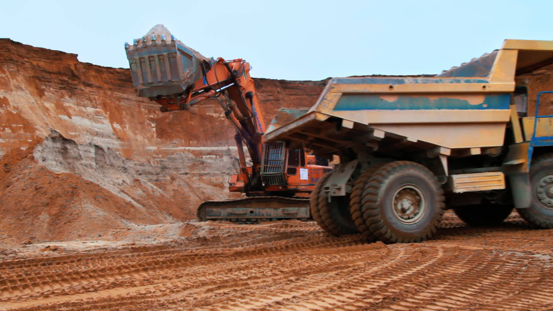 挖掘机将沙子装入自卸车履带式挖掘机挖土视频的预览图