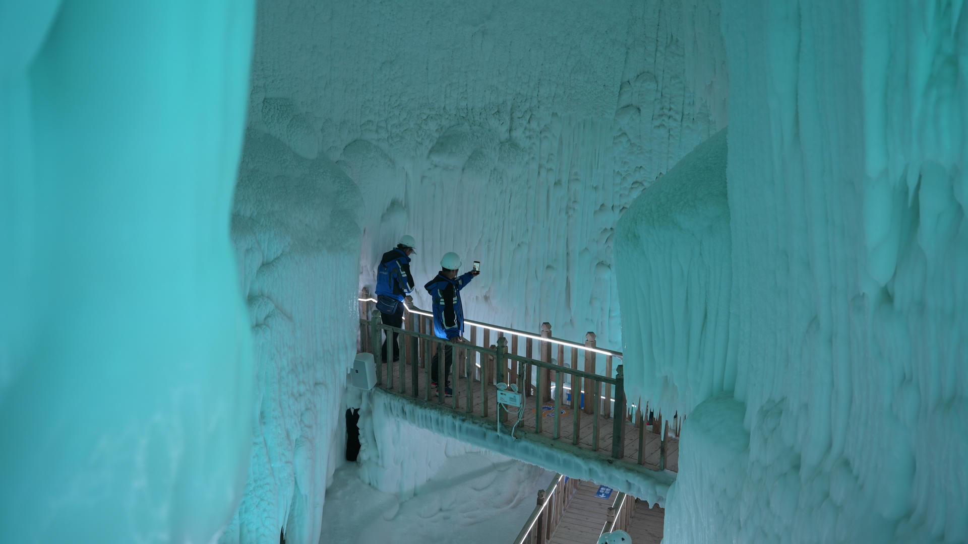山西旅游临汾5A级云丘山景区天然冰洞景观4k素材视频的预览图