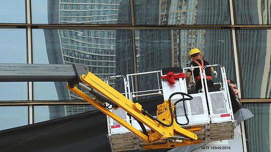 城市摩天高楼玻璃幕墙工作拆除户外广告工人4k素材视频的预览图