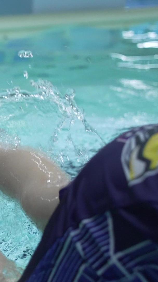 游泳教练帮助孩子练习动作视频的预览图
