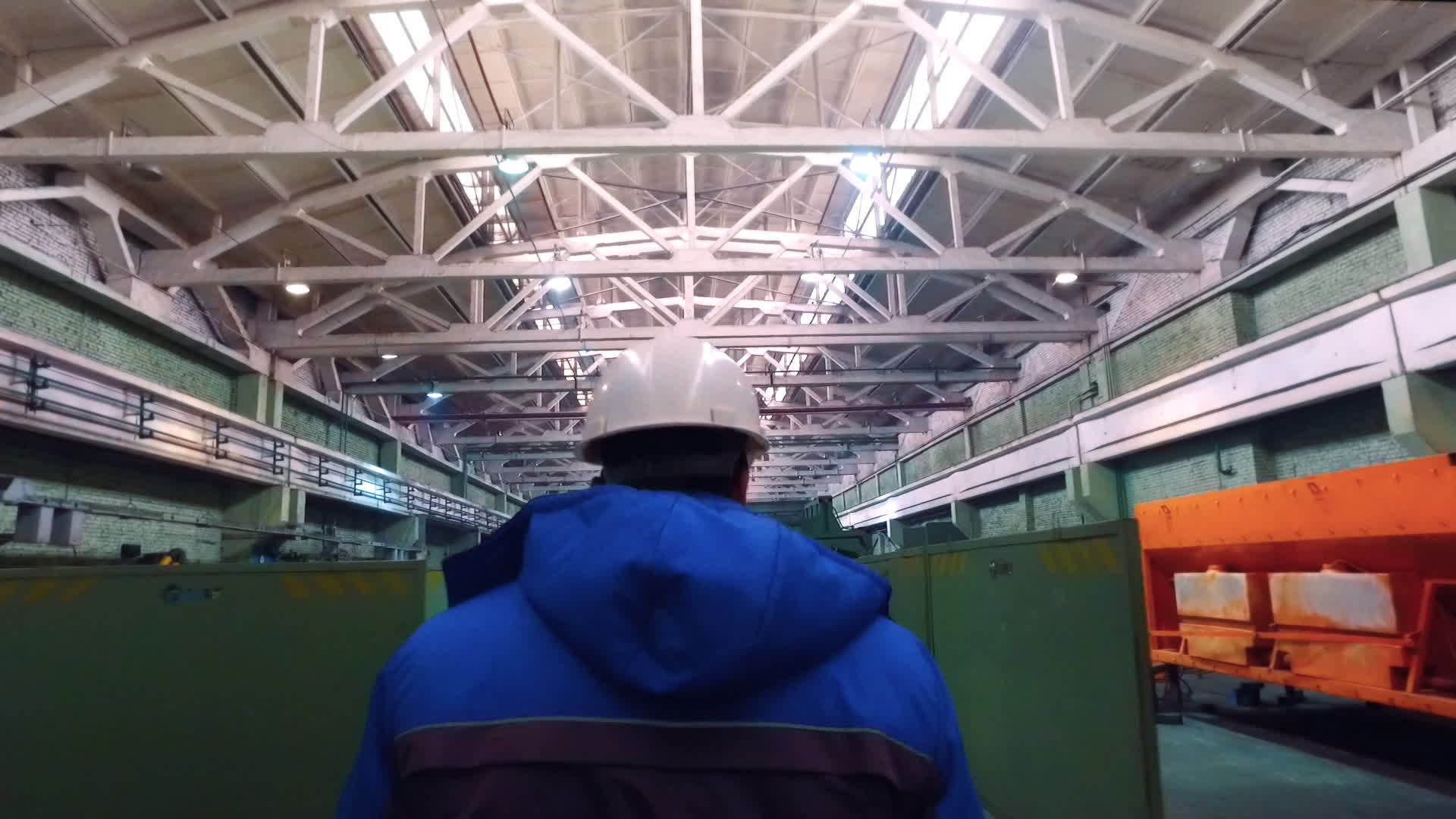 工人在钢铁厂车间行走工程师在金属厂行走视频的预览图