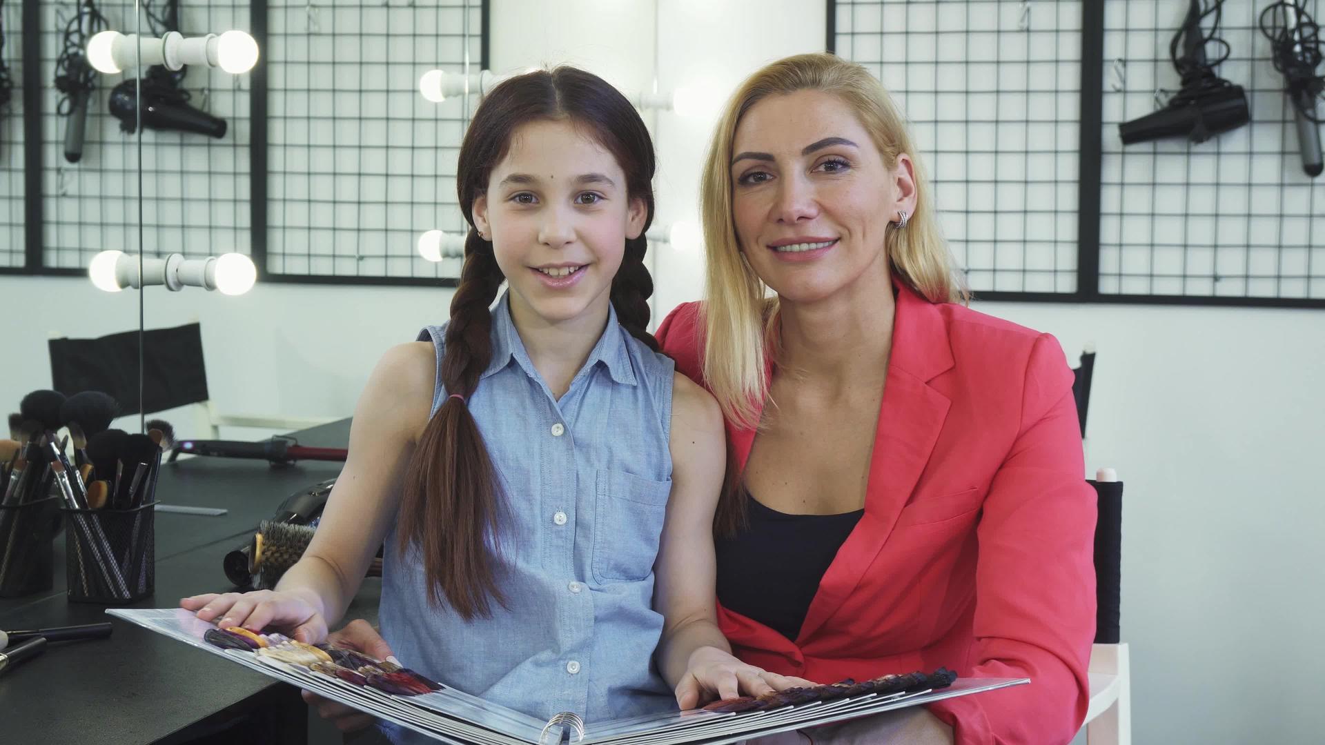 帮助她的母亲从美容院的调色板上选择头发颜色的小女孩视频的预览图