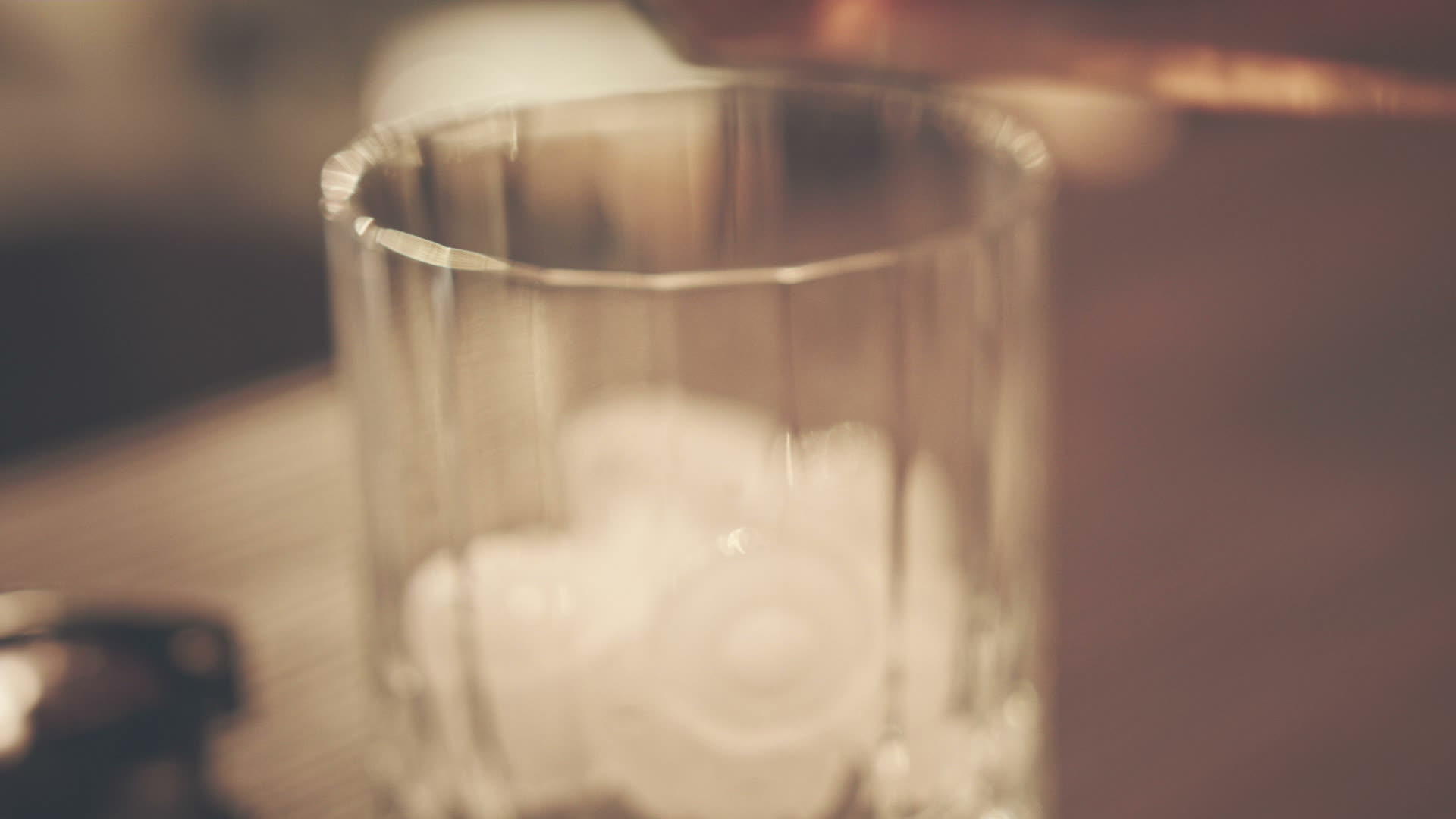 将可乐倒入加冰的玻璃杯中将可乐倒入威士忌杯冰饮料中视频的预览图